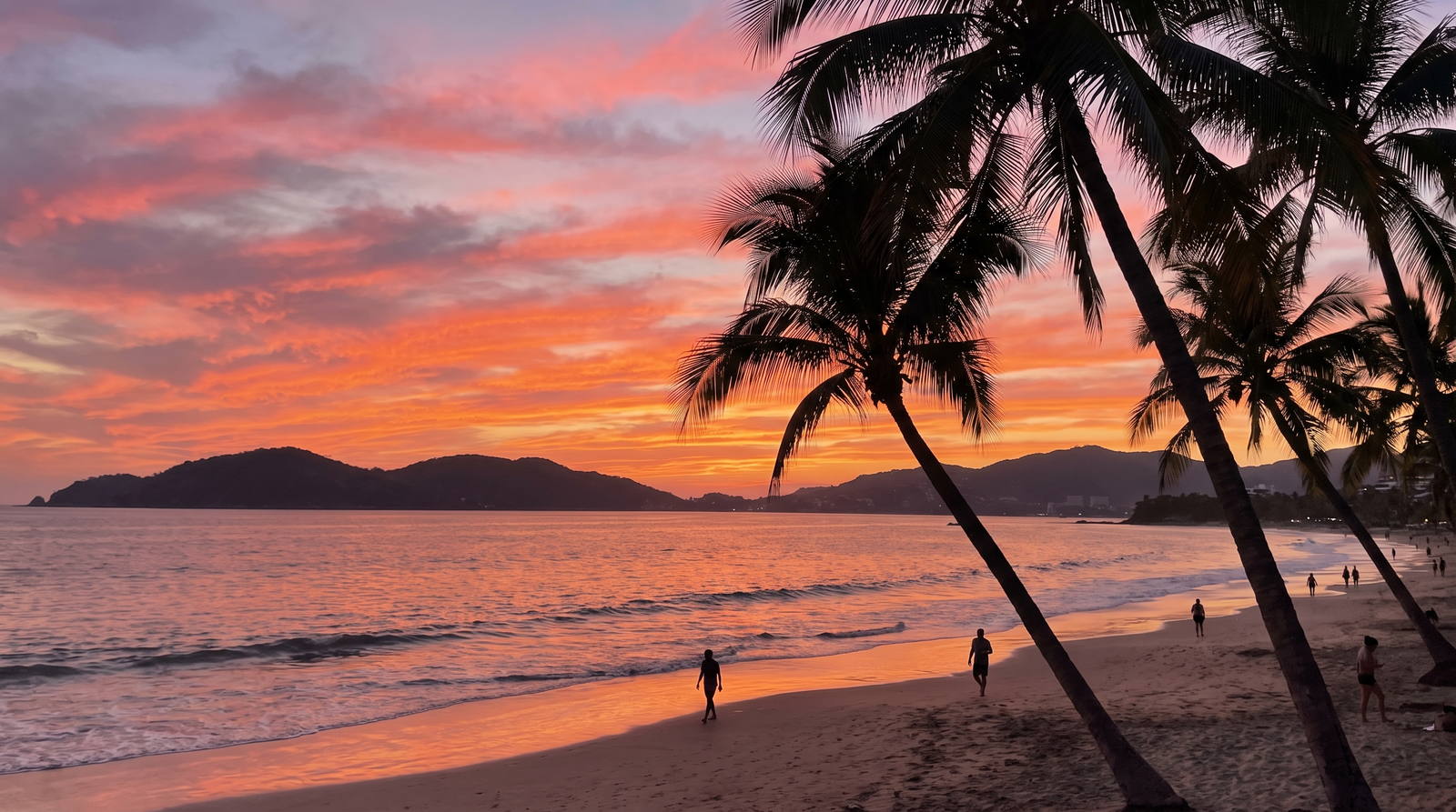 Atardecer sobre la bahía de Banderas desde un rooftop bar en Puerto Vallarta