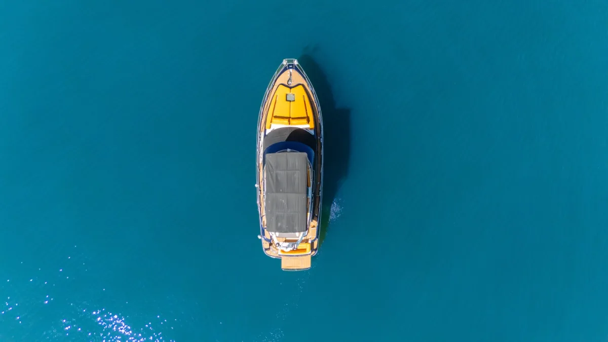 Vista aérea del yate Baltra 45 fondeado en agua azul frente a Nuevo Vallarta