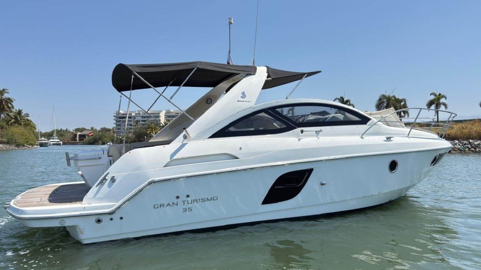 Yate deportivo Beneteau Gran Turismo 35 amarrado en Marina Vallarta, ideal para una propuesta de matrimonio en pareja