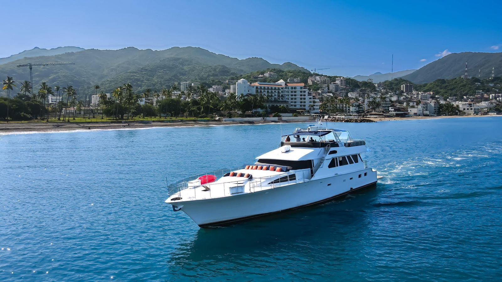 El yate Cheoy Lee de 90 pies navegando por la costa de Puerto Vallarta en un día completo de charter por la bahía