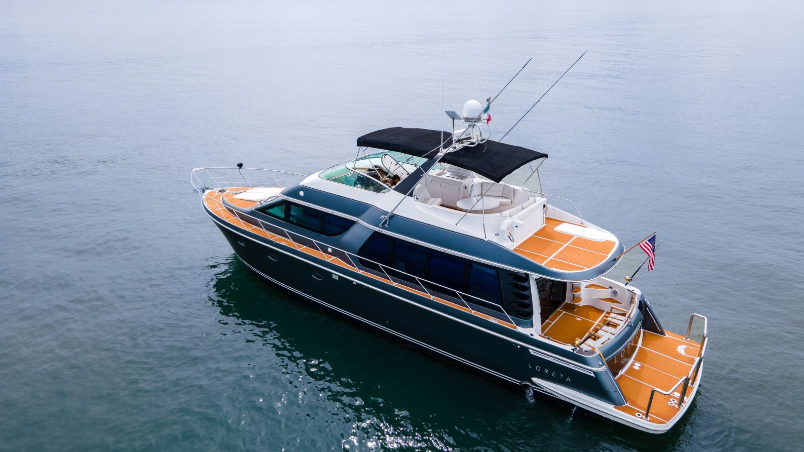 El yate de 60 pies Loreta fondeado frente a Nuevo Vallarta, un barco de pesca y paseo para un charter mixto en la bahía