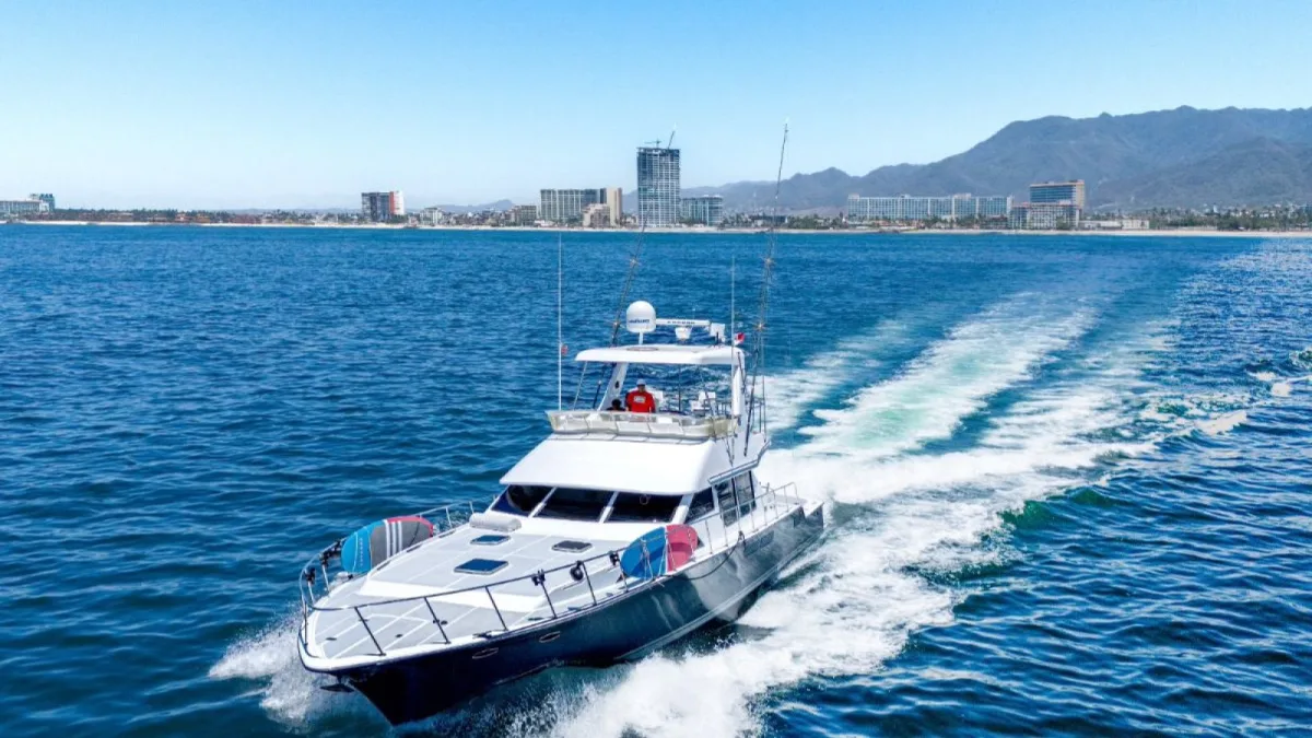 El yate de pesca Mikelson de 60 pies saliendo de Marina Vallarta para un día de pesca y playa