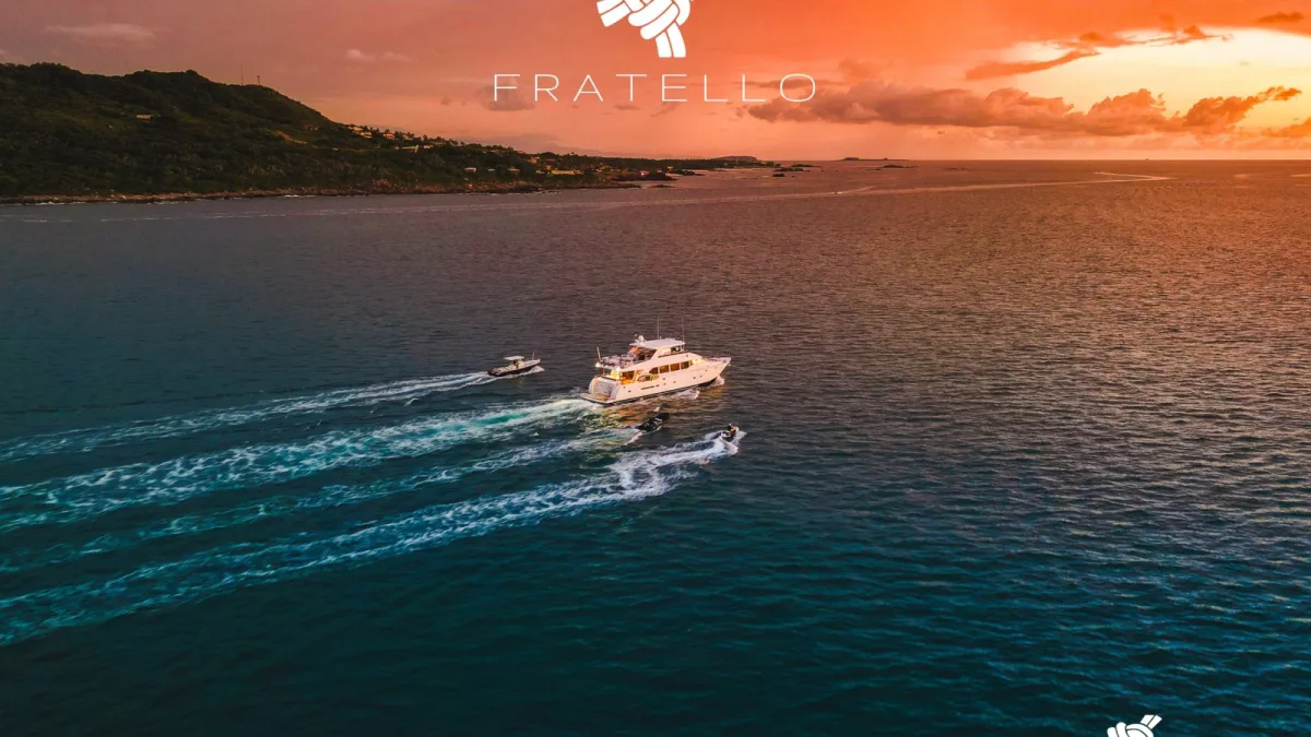 El yate Montefino 84 regresando a La Cruz con el atardecer sobre la Bahía de Banderas