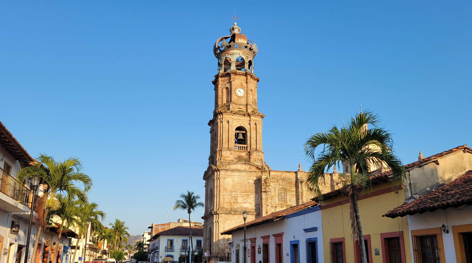 Calles del centro de Puerto Vallarta con negocios locales
