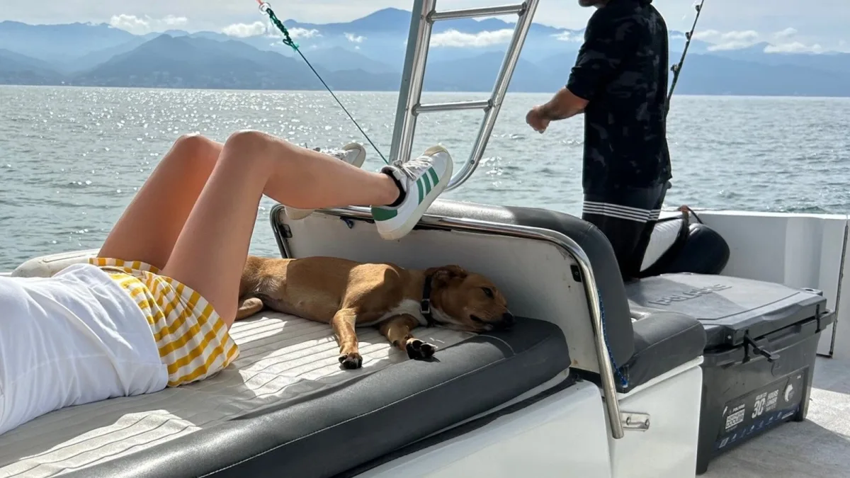 Pesca de curricán en la Bahía de Banderas durante un día tranquilo a bordo